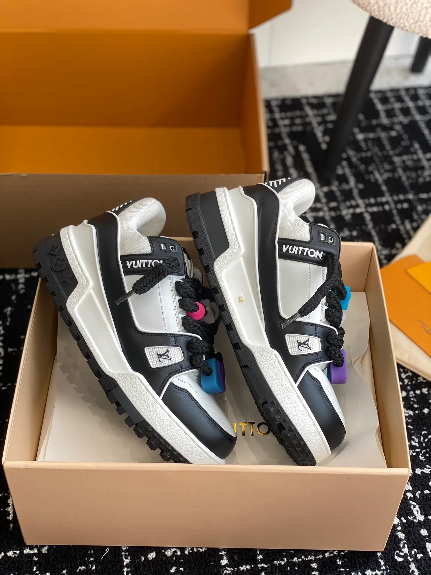 👟👟Ex-factory price 840👟👟 The latest upgraded version of lvtrainer Little Fatty 2023 is the same as the original version. Exclusive mold opening. Market ceiling level. Welcome to compare. At the Louis Vitton 2023 show, the new Trainer was unveiled. The new shoe style did not change much in the upper design, but the shoe shape became wider. Thicker and larger tongues replace the original visual effect. Since the launch of Lanvin bread shoes, this fat shoe style has become more and more popular!  Select imported calfskin/denim splicing/Yangjing material, exclusive molded outsole fasteners, decorative accessories can be removed at will!  Size: #35-45 (⚠️40 for women, 45 for men, customization is non-refundable)